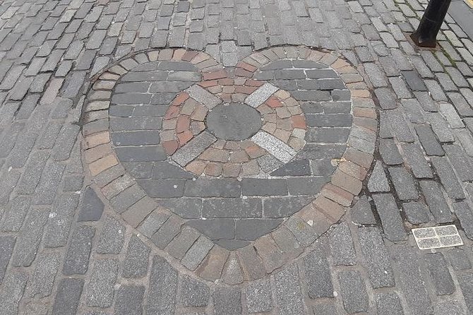 Curious Tales of the Royal Mile - Private Walking Tour - Starting below Edinburgh Castle at Castlehill
