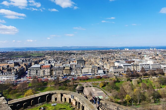 Edinburgh Castle Highlights Tour with Tickets, Map, and Guide - Entering through the gatehouse and Argyle Battery