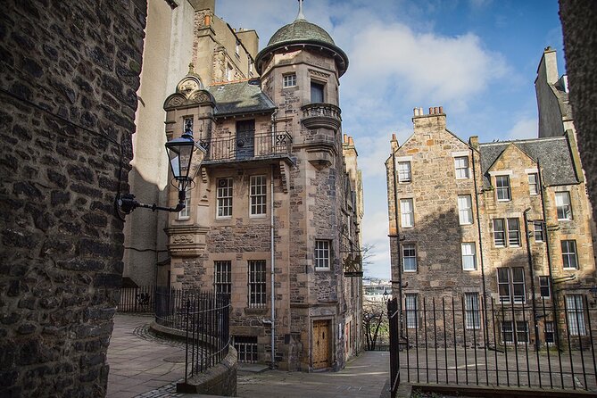 Edinburgh Castle & Royal Mile Walking Tour - Ticket Included - Victoria Street’s color and the Grassmarket’s darker past