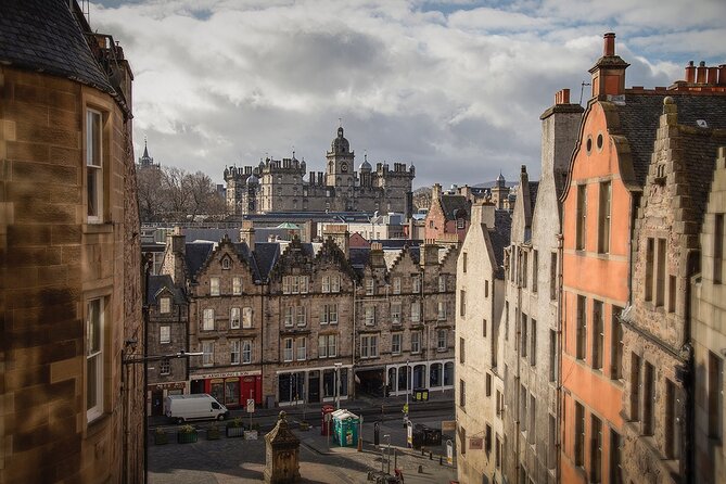Edinburgh Castle & Royal Mile Walking Tour - Ticket Included - Mercat Cross and the narrow closes