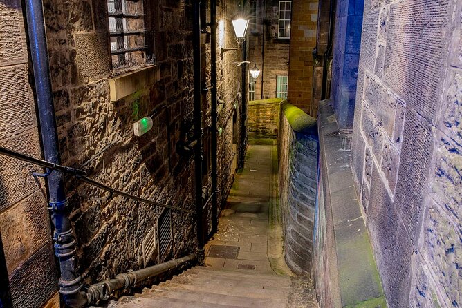 Edinburgh Ghost Tour: Mysteries, Legends and Murders - Starting on the Royal Mile