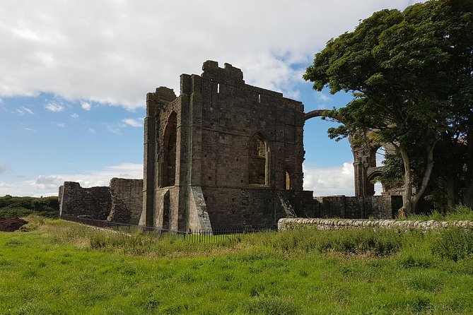 Edinburgh: Holy Island, Alnwick Castle & Kingdom of Northumbria - Coach Comfort, Stops, and Physical Demands