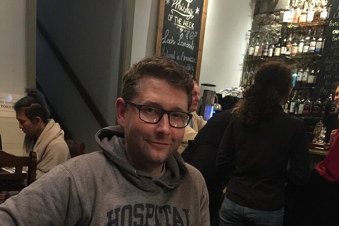 Edinburgh Night Tour with a Local Guide: Private & 100% Personalized - Live music for a more relaxed evening