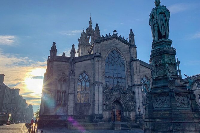Edinburgh Old Town: Historical Guided Walking Tour - Reading Edinburgh through its medieval streets