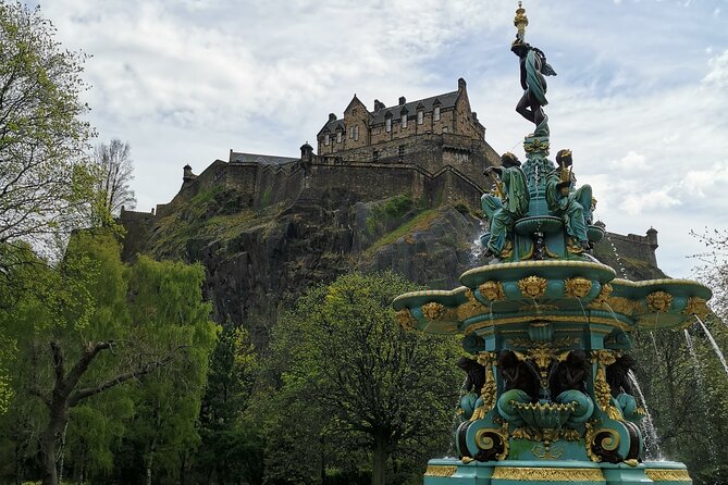 Edinburgh Old Town Private Self-Guided Tour - City Chambers and Mercat Cross