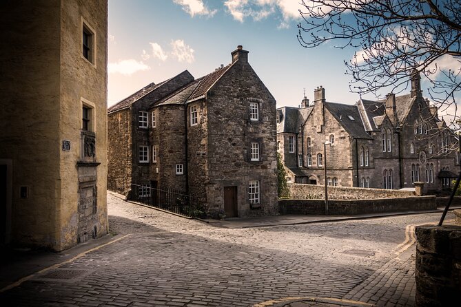 Edinburgh: Old Town's Highlights Walking Tour - What the guides add to the walk