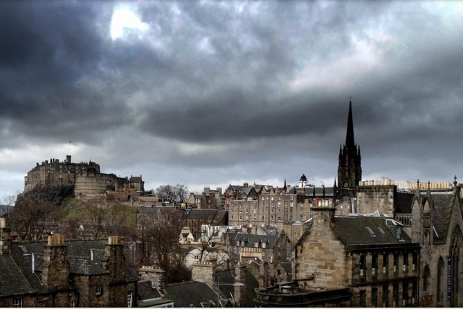 Edinburgh - Old Town Stories - The imposing building and Edinburgh’s grand scale