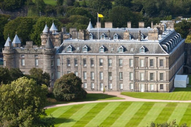 Edinburgh Private Tour Brazilian Guide - Holyroodhouse, Arthur’s Seat, and Parliament