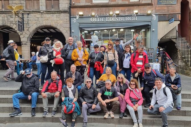 Edinburgh Private Walking Tour in Spanish - A pause at Grassmarket and photographs on Victoria Street