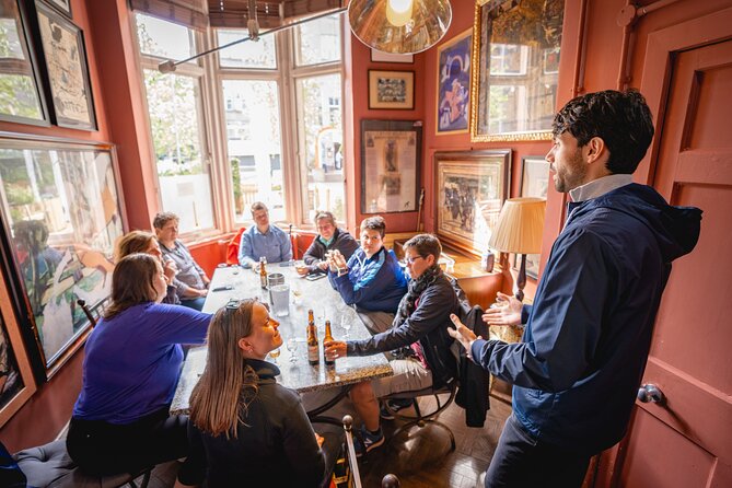 Edinburgh: Pubs & History Walking Tour with Beer Tasting - Starting at St Giles’ Street and entering the Old Town