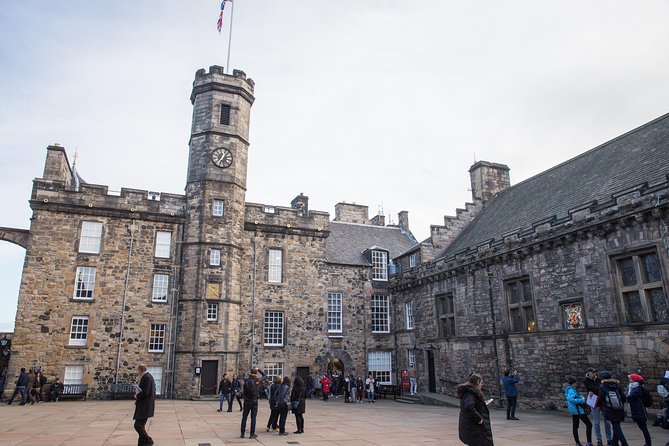 Edinburgh Skip-the-Ticket-Line Castle Walking Tour - Meeting on the Royal Mile at 2:00 p.m.