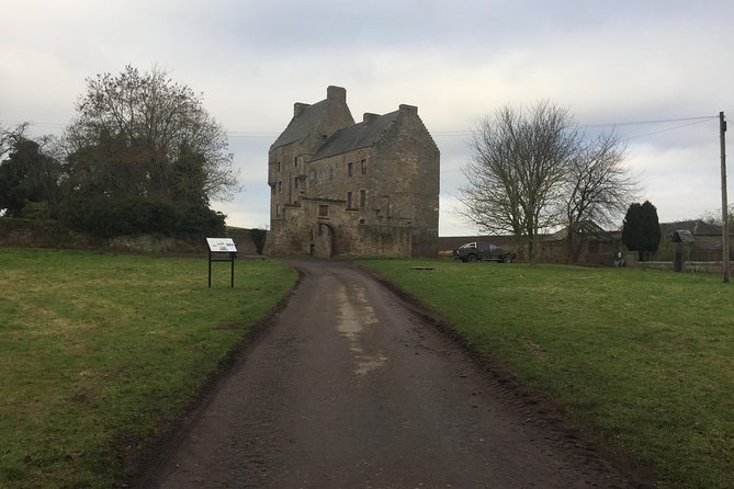 Edinburgh: The Outlander, Palaces & Jacobites Tour - Starting beside Edinburgh Castle at 8:30