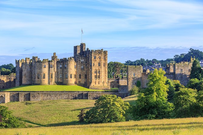 From Edinburgh: 1-day Outlander Tour - attractions included - Midhope Castle: Lallybroch from the outside