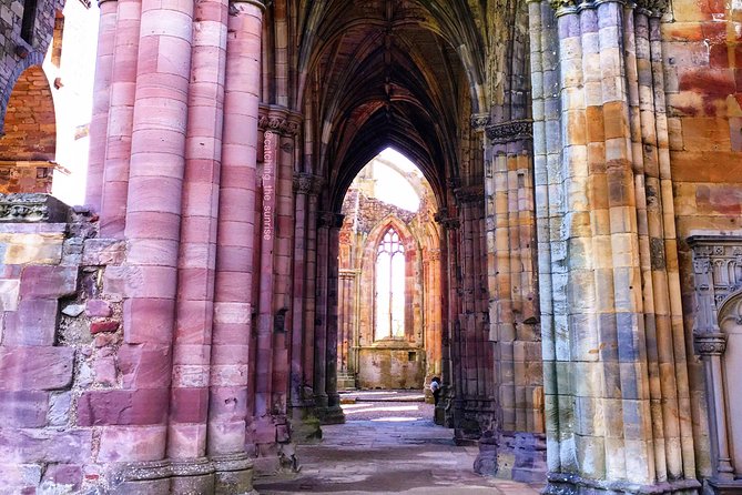 From Edinburgh: 1-day Outlander Tour - attractions included - Hopetoun House: grand rooms, grounds, and Outlander settings