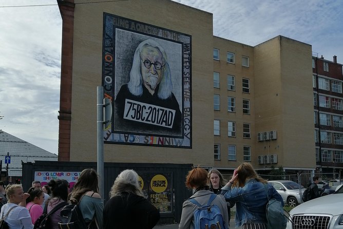 Glasgow Street Art Daily Walking Tour: 2pm - The black taxi mural and Glasgow humor