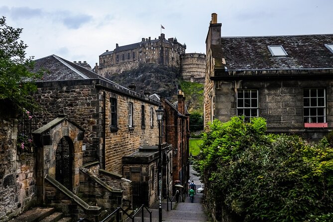 Guided 60-Minute Photography and sightseeing Tour in Edinburgh - What this Edinburgh photo walk actually offers