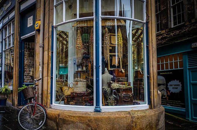 Guided 60-Minute Photography and sightseeing Tour in Edinburgh - Bakehouse Close: old stone and a social-media plan