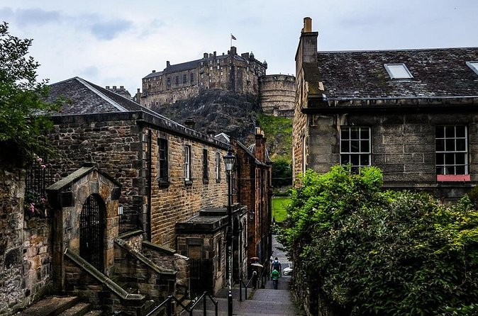 Guided 60-Minute Photography and sightseeing Tour in Edinburgh - The guide makes the biggest difference