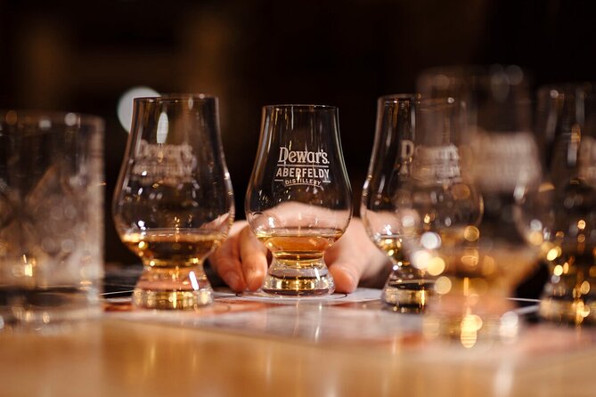 Guided Tour in Aberfeldy Distillery with Connoisseur Experience - Six whiskies in the lounge