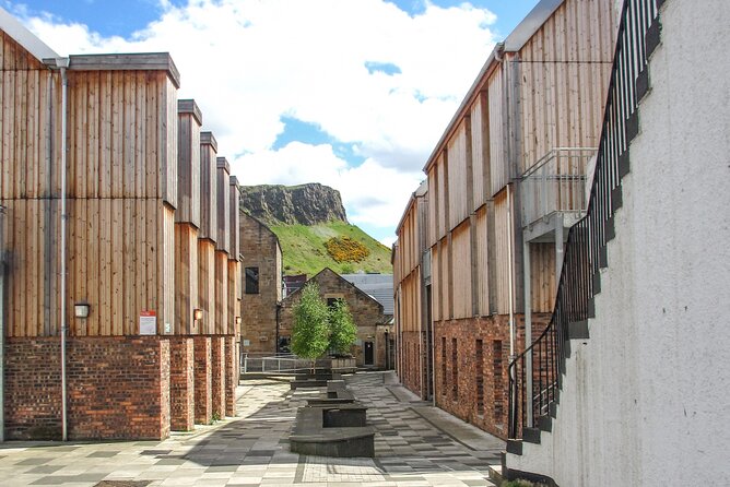 Highlights from Edinburgh’s Old Town: A Self-Guided Audio Tour - Riddle’s Court rewards attention to side lanes