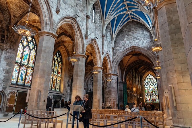 Highlights & Hidden Gems With Locals: Best of Edinburgh Private Tour - Closes, cemeteries, gardens, and quiet side streets