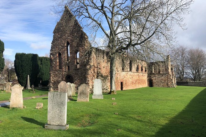Legendary Loch Ness and Urquhart Castle Tour - The guides shape the whole experience