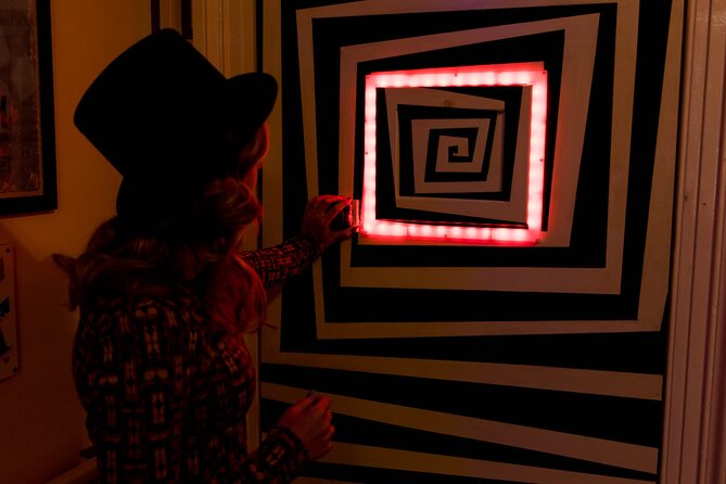 Magicians Heist Private Escape Room in Glasgow - The Story Behind Gizmo the Great