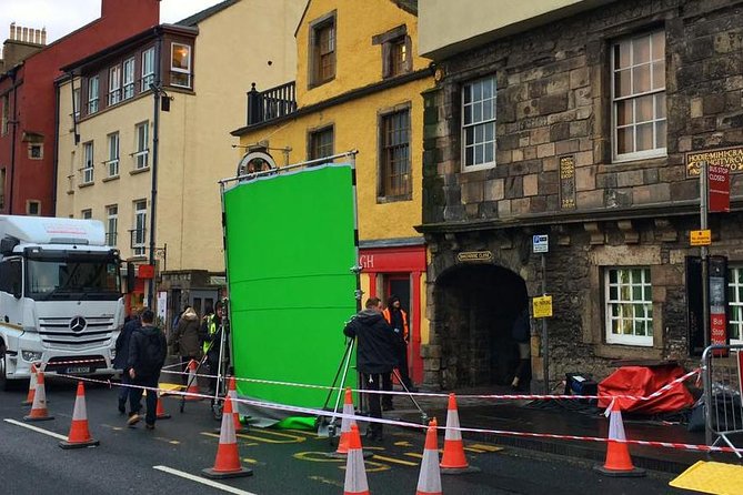 Outlander Walking Tour of Edinburgh's Old Town - Walking from St Giles’ Cathedral into Outlander territory