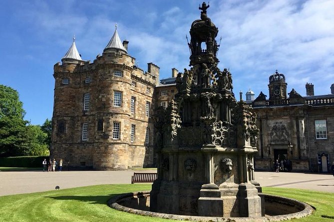 Outlander Walking Tour of Edinburgh's Old Town - John Knox House and the close used for Claire and Fergus