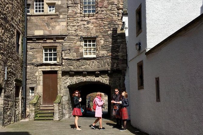 Outlander Walking Tour of Edinburgh's Old Town - Canongate Kirk and the novel locations