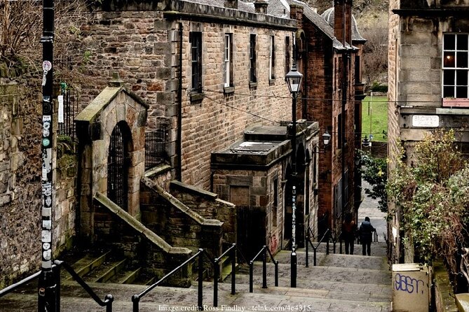 Private 4h Walking Tour in Edinburgh with Edinburgh Castle Tour - City Chambers adds civic detail