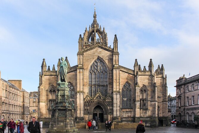 Private 4h Walking Tour in Edinburgh with Edinburgh Castle Tour - Holyroodhouse and Scotland’s political story
