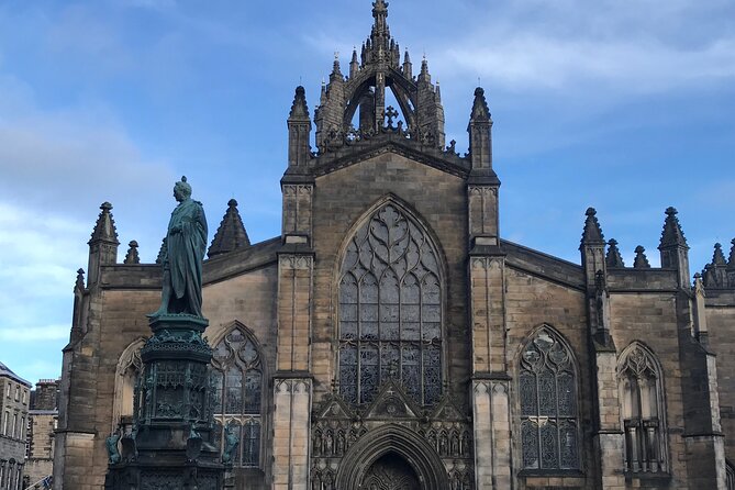 Private Edinburgh City 4-Hour Guided Tour in a black cab LEVC TX - Greyfriars and Surgeons’ Hall: darker stories