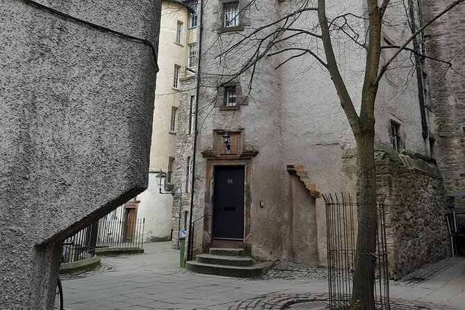 Private Edinburgh Old Town and Royal Mile Walking Tour - City Chambers and the horse with a dark past