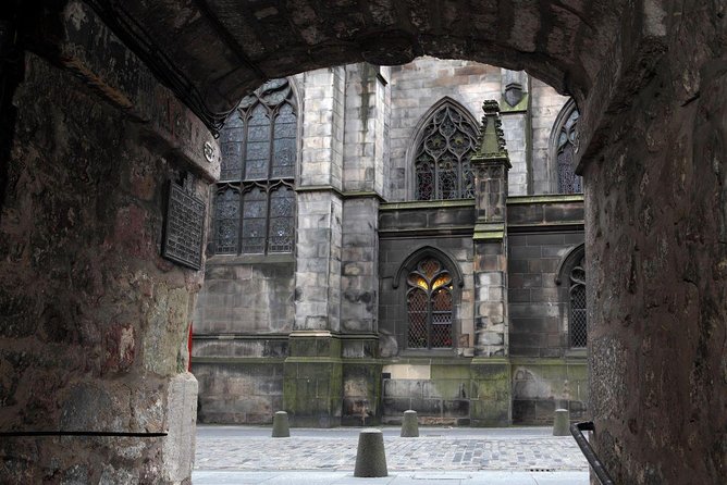 Royal Mile and Edinburgh Castle - Small Group Walking Tour - Castlehill gives you a change of view