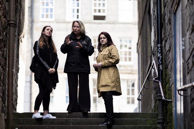 Royal Mile and Edinburgh Castle - Small Group Walking Tour - Entering Edinburgh Castle with the 45-minute introduction