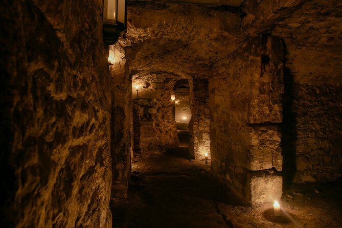 Small Group Ghost Tour incl. Underground Vaults & free drink in Megget's Cellar - Starting at Mercat Cross with Edinburgh’s mob