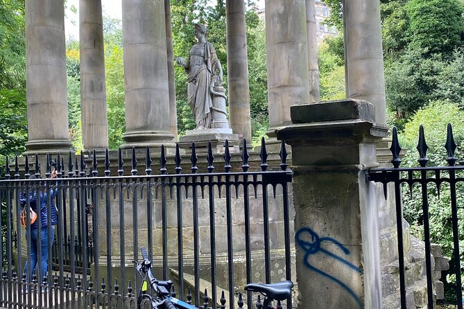 Stunning Edinburgh E-bike Tour max 10 people small group - Through the Old Town and New Town